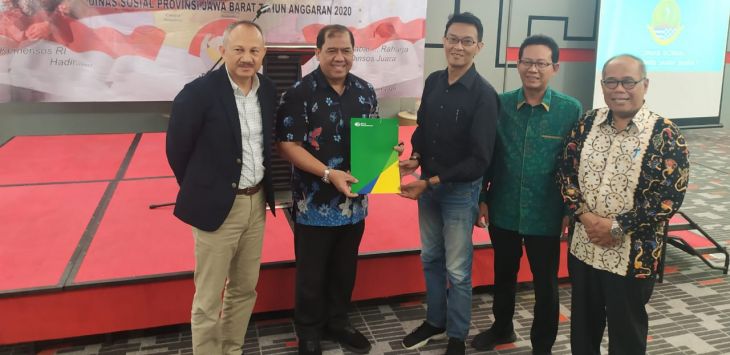 FOTO BERSAMA: Kepala BP Jamsostek Kantor Cabang Bandung Suci, Tidar Yanto Haroen (kedua kanan) didampingi Sekda Jabar Setiawan Wangsaatmaja (kiri) dan Deputi Direktur Wilayah Jawa Barat BP Jamsostek M. Yamin Pahlevi (kedua kiri) usai menandatangani perjanjian kerja sama Sistem Keagenan Penggerak Jaminan Sosial Indonesia (PERISAI) dengan CV Tri Enggal Jayasakti untuk perlindungan 7010 pengurus e-Waroeng.