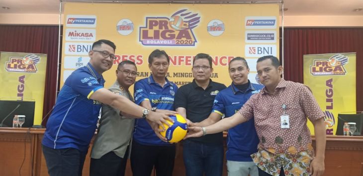 Dari kiri ke kanan: Ayi Subarna (Manajer Tim Bandung bjb Tandamata), Mohammad Rois (Sekum Pengprov PBVSI Jabar), Tachyan Iskandar (ketua panitia pelaksana Proliga 2020 seri bandung), Reginald Nelwan (Wakil Direktur Proliga), Aprilia Manganang (Kapten Tim Bandung bjb Tandamata), serta Sonny Permana (perwakilan Bank bjb)