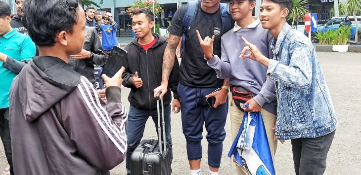 Striker Persib Bandung Wande Luis saat memenjakan bobotoh dengan berfoto bersama dirinya.