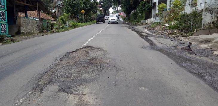 Jalan raya Subang- Jalancagak kondisinya berlubang dan bergelombang.