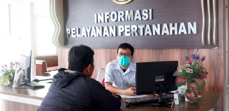 Petugas melayani masyarakat, di kantor BPN Bandung Barat, Jalan Raya Ciburuy.