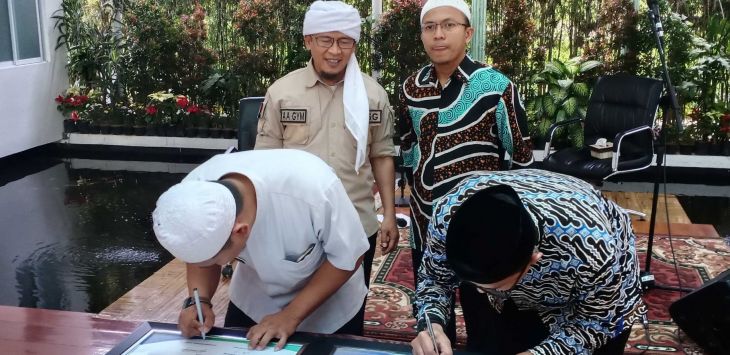 KH. Abdullah Gymnastiar (kiri) bersama Ustadz Fatih Karim (kanan), mendampingi penandatangan kerjasama, dalam memberantas buta aksara qur’an.