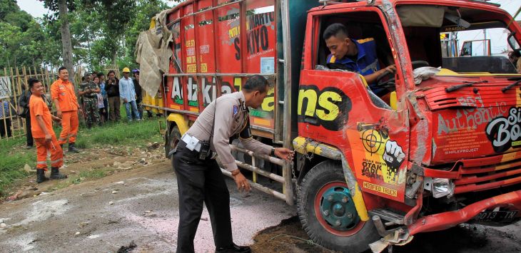 Petugas mengevakuasi satu unit kendaraan truk yang mengalami kecelakaan lalulintas di Kampung Cijamil, Ngamprah, Kabupaten Bandung Barat, Kamis (19/3).