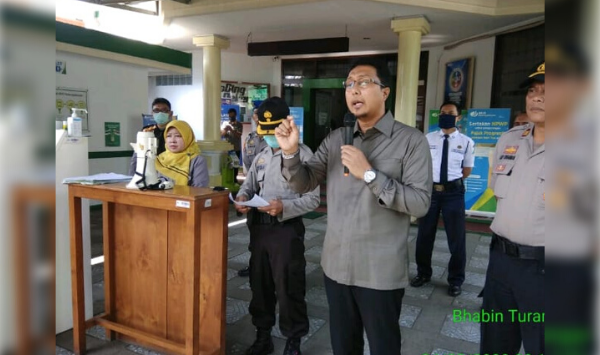 Kepala Cabang BPJAMSOSTEk Bandung Lodaya, Alpian didampingi pihak kepolisian melakukan sosialisasi.