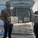 BANTUAN: Astra Credit Companies Bandung secara simbolis menyerahkan bantuan Alat Pelindung Diri (APD) bagi tenaga medis RSHS Bandung untuk penanganan Covid-19, Jumat (24/4).