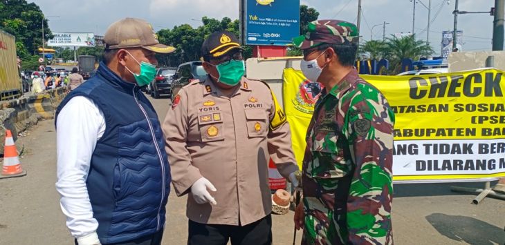 BERDIALOG : Bupati Bandung Barat Aa Umbara Sutisna (kiri), Kapolres Cimahi AKBP M Yoris Marzuki dan Dandim 0609 Cimahi Letkol Arh Teguh Waluyo. (Foto : HENDRA HIDAYAT RUSDAYA/RADAR BANDUNG)