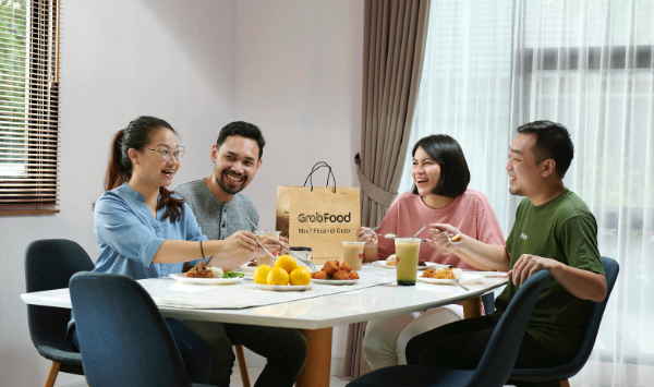 
KUMPUL: Satu keluarga sedang menikmati makanan yang disorder via GrabFood. (IST)