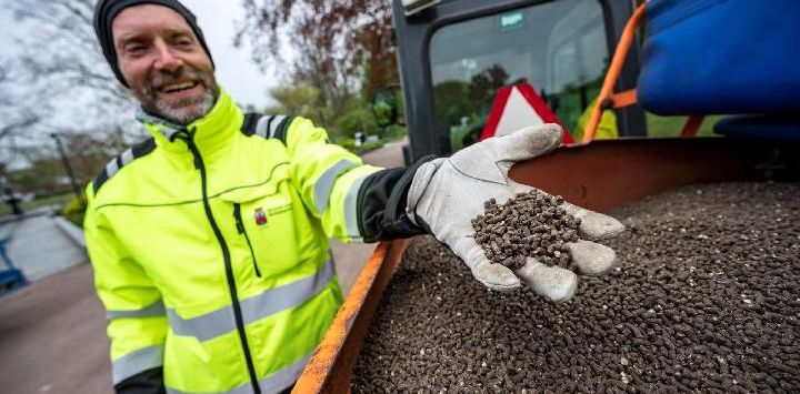 Kota Lund menyebarkan kotoran ayam di taman kota agar orang-orang tidak berkumpul untuk merayakan acara pergantian musim karena takut ancaman virus Corona, Lund, Swedia, 30 April 2020.[REUTERS]