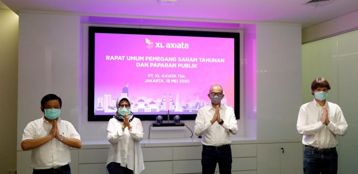 RUPS : (ki-ka) Direktur Finance XL Axiata, Mohamed Adlan bin Ahmad Tajudin, Presiden Direktur & CEO XL Axiata, Dian Siswarini, Presiden Komisaris XL Axiata, Dr. Muhamad Chatib Basri dan Direktur Commercial XL Axiata, David Arcelus Oses dalam acara Rapat Umum Pemegang Saham Tahunan (“Rapat”) 2020, Senin (18/5).