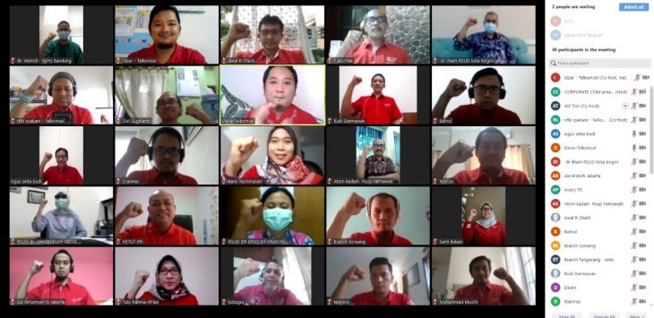 Manajemen Telkomsel Area Jabotabek Jabar menyerahkan secara simbolis bantuan Alat Pelindung Diri (APD) untuk RS Rujukan Covid-19 melalui layanan video conference CloudX (8/5).