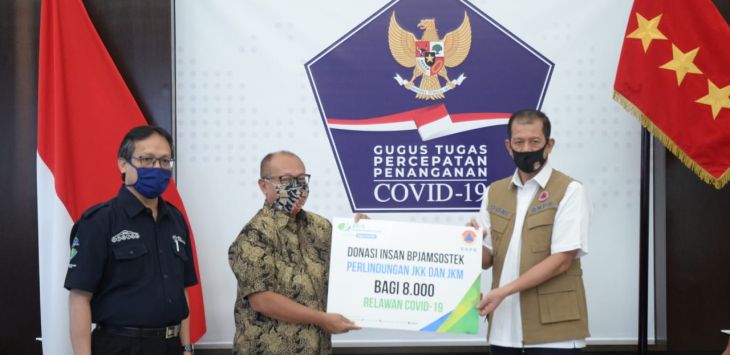 SIMBOLIS: BPJAMSOSTEK secara simbolis menyerahkan donasi perlindungan dua program, yaitu JKK dan JKM (Jaminan Kecelakaan Kerja dan Jaminan Kematian), untuk para relawan yang terdaftar di BNPB, Jumat (8/5).