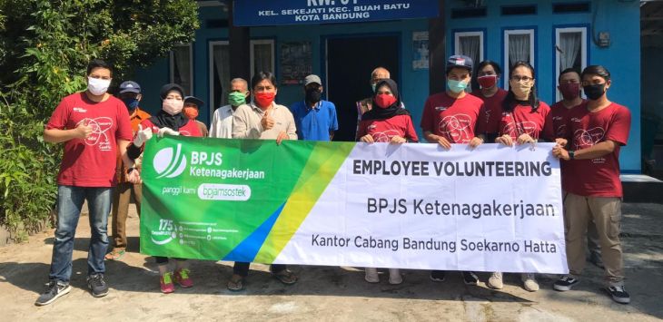 SALURKAN BANTUAN: BPJAMSOSTEK Bandung Soekarno Hatta, menyerahkan bantuan berupa peket 5 kilogram beras kepada warga RW 01, Kelurahan Sekejati, Kecamatan Buah Batu, Kota Bandung.
