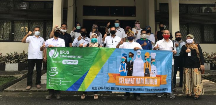 FOTO BERSAMA: Jajaran BPJAMSOSTEK Bandung Soekarno Hatta beserta Serikat Buruh dan Serikat Pekerja foto bersama usai kegiatan penyerahan bantuan sembako di Kantor Dinas Tenaga Kerja, Kabupaten Bandung, Jalan Raya Soerang, Pamekaran, Soreang.