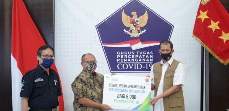 SIMBOLIS: BPJAMSOSTEK seremonial menyerahkan donasi perlindungan program untuk para relawan yang terdaftar di BNPB, Jumat (8/5).