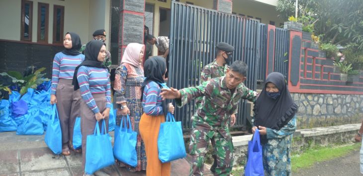 
SOSIAL : Laksanakan bakti sosial, Pelda Krisniawan Lubis bagikan bantuan sembako kepada warga Bunisari, Kabupaten Bandung Barat (KBB), Kamis, (21/5). (IST)