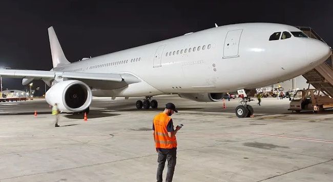 Pesawat milik Etihad Airways yang mendarat di Bandara Ben Gurion, Israel. Foto: Israel Airport Authority