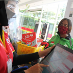 BANTU: Program “SGM Eksplor – Alfamart Berbagi Kasih Untuk 20.000 Driver Online” berlangsung sejak 16-31 Mei 2020 dan telah mengumpulkan bantuan senilai Rp. 1.000.000.000 (satu milyar rupiah). (IST)