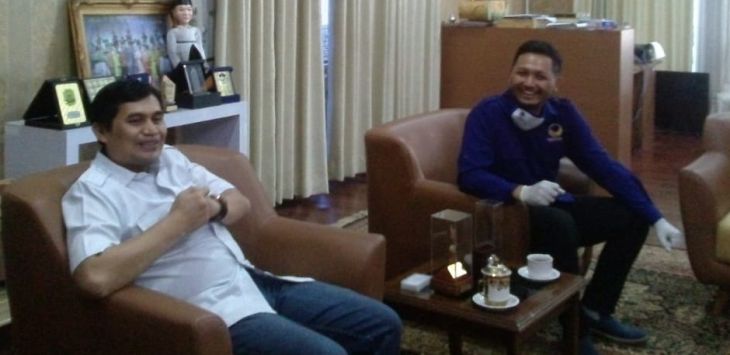 BERBINCANG : Aggota DPR RI Komisi X, Rian Firmansyah bersama Wakil Bupati Bandung, Gun Gun Gunawan, saat berbincang di Rumah Dinas Wakil Bupati Bandung, Soreang, Rabu (10/6).