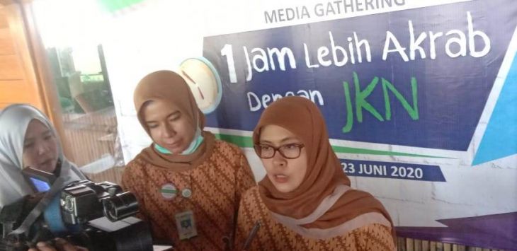 Kepala BPJS Kesehatan Cabang Soreang Kabupaten Bandung, Heni Riswanti (kanan) saat memberikan keterangan pada acara media gathering di Soreang, Selasa (23/6/2020). 