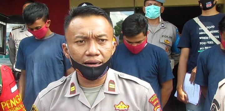 EKSPOS : Kapolsek Ibun, Iptu Carsono, saat ekpos kasus curas di Mapolsek Ibun, Senin (22/6).