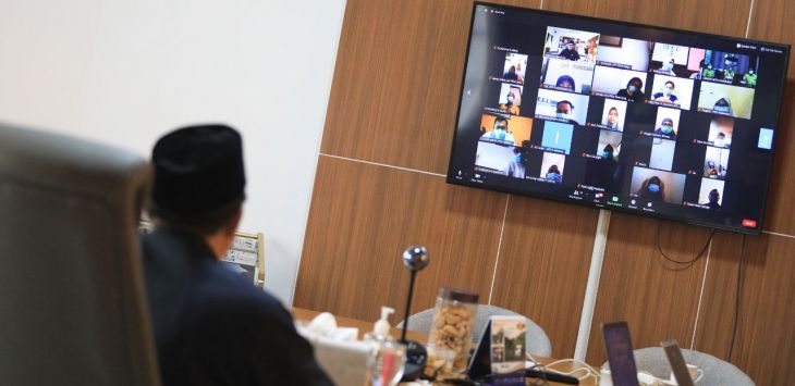 Walikota Bandung Oded M. Danial menghubungi para tenaga kesehatan melalui konferensi video jarak jauh, Senin (22/6/2020).