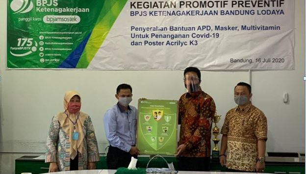 BANTUAN : BPJAMSOSTEK Kantor Cabang Bandung Lodaya menyalurkan bantuan guna mendukung gerakan Pemerintah dalam memutus mata rantai penyebaran Covid-19. (foto : IST)