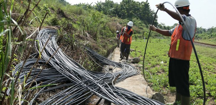 Seorang pekerja pada proyek peremajaan jaringan fiber optik milik XL Axiata yang menghubungkan Cimahi-Purwakarta, Jawa Barat, belum lama ini. Dengan menerapkan protokol kesehatan yang sesuai dengan stardart, XL Axiata terus melanjutkan pengerjaan proyek fiberisasi di berbagai daerah. Pertengahan tahun 2020 ini, sekitar 53% BTS dari total target di tahun 2020 telah terhubung dengan jaringan fiber.