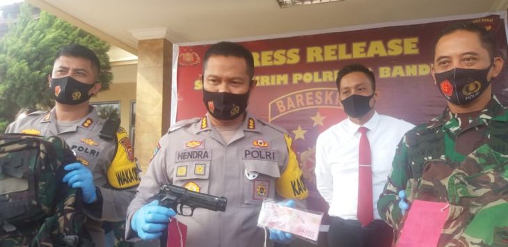 BUKTI : Kapolresta Bandung, Kombes Pol Hendra Kurniawan bersama Dandim 0624 Kabupaten Bandung, Letkol INF Donny Ismuali Bainuri saat memperlihatkan bukti tindak kejahatan pencurian dengan kekerasan di Mapolresta Bandung. Foto: Fikri