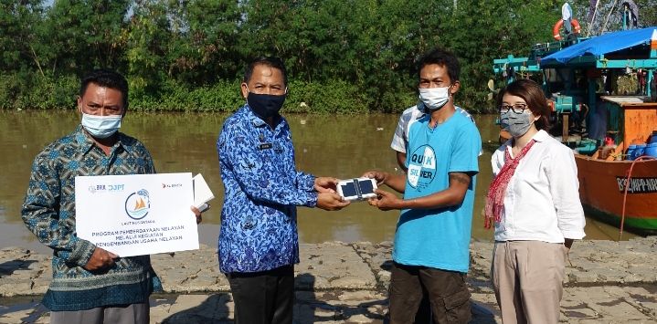 Kepala Dinas Kelautan dan Perikanan Kabupaten Subang, H. Rahmat Ependi, S.Sos., M.Si. (dua kiri) didampingi Kasubdit Usaha Nelayan, Direktorat Perizinan dan Kenelayanan, Ditjen Perikanan Tangkap Indonesia, Novia Tri Rahmawati, S.Pi, M.Si (kanan), menyerahkan bantuan perangkat smartphone yang telah berisi aplikasi Laut Nusantara kepada salah satu nelayan di Subang, Jawa Barat.