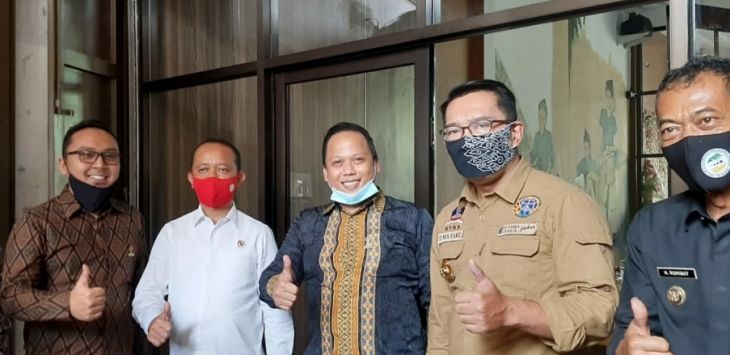 BERFOTO: (kiri ke kanan) Ketum Hipmi Subang Rizki, Kepala BKPM Bahlil Lahadalia, Ketum BPD Hipmi Jabar Surya Batara Kartika, Gubernur Jabar Ridwan Kamil, dan Bupati Subang Ruhimat berfoto bersama seusai acara groundbreaking PT Meiloon Technology Indonesia, Selasa (21/7/2020).