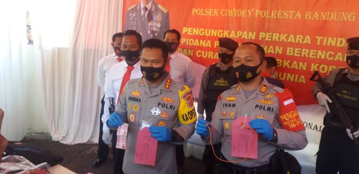 BUKTI : Kapolresta Bandung, Kombes Pol Hendra Kurniawan saat memperlihatkan bukti tindak pembunuhan di Mapolsek Ciwidey.