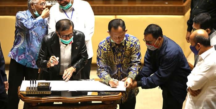 LANCAR: Mendagri Tito Karnavian (dua dari kiri) dan Menkum HAM Yasonna Laoly (kiri) menandatangani persetujuan tingkat pertama RUU penetapan Perppu Pilkada di DPR, Selasa (30/6). (HENDRA EKA/JAWA POS)