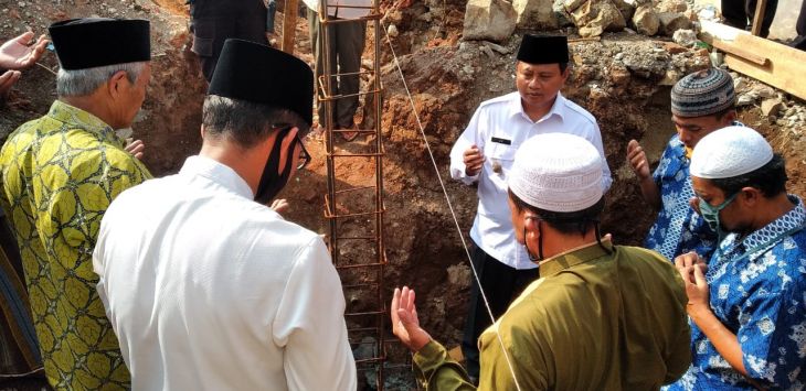 DOA: Wakil Gubernur Jawa Barat, Uu Ruzhanul Ulum, (depan), pimpin doa, bersama pengurus Masjid Jami Al Azhar di Desa Kasturi, Kecamatan Cikijing, Kabupaten Majalengka, Sabtu (15/8/2020). FOTO:IST
