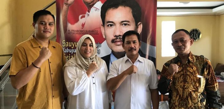 TEMU : Bakal Calon Bupati/Wakil Bupati dari Partai Demokrat, Jane Shalimar saat bertemu dengan Bakal Calon Bupati/Wakil Bupati dari Partai Gerindra, Ayep Rukmana beberapa waktu lalu.