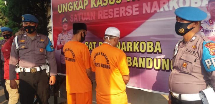 EKSPOS : Dua tersangka kurir narkoba saat mengikuti ekspos di Mapolresta Bandung. Foto: Fikri