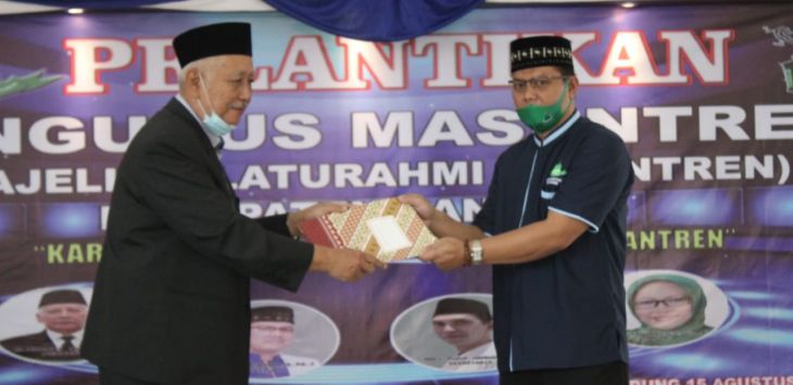 PELANTIKAN: Pembina Majelis Silaturahmi Pesantren (Masantren), KH Ruhiat Nugraha (kiri) memberikan SK Pengangkatan kepada H. Yana Suryana (kanan) sebagai Ketua Masantren Kabupaten Bandung.