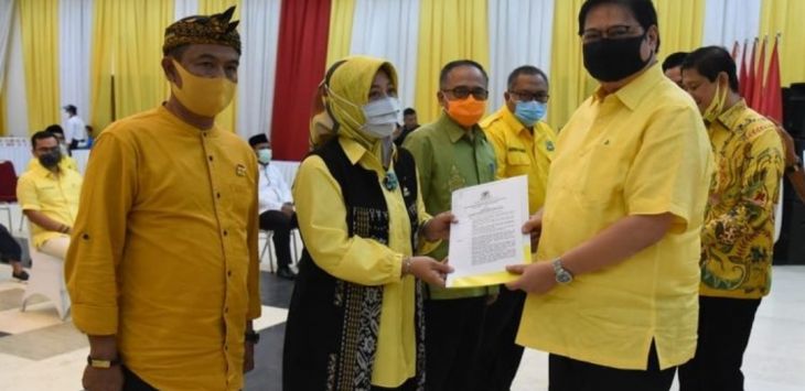 TERIMA : Calon Bupati Bandung dari Partai Golkar, Kurnia Agustina Naser saat menerima SK Rekomendasi dari Ketua Umum Partai Golkar, Airlangga Hartarto.