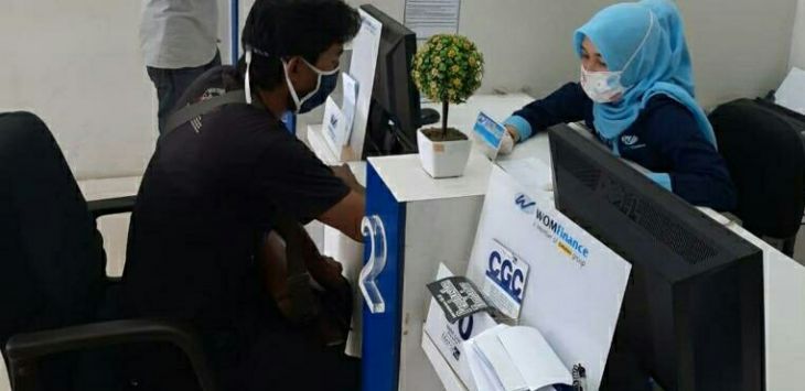 IIustrasi Pelayanan : Petugas Wom Finance melayani konsumen