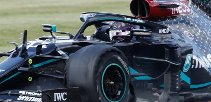 Pembalap Mercedes Lewis Hamilton melintasi finis dengan satu ban pecah di Grand Prix Britania di Sirkuit Silverstone, Inggris, Minggu (2/8/2020) (Pool via REUTERS/ANDREW BOYERS)

