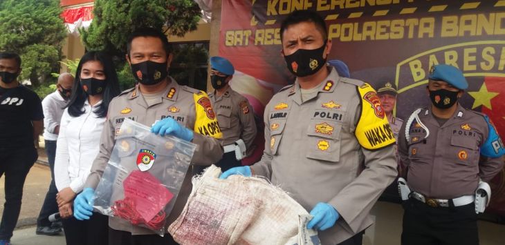 BUKTI : Kapolresta Bandung, Kombes Pol Hendra Kurniawan saat memperlihatkan bukti pembunuhan di Mapolresta Bandung.