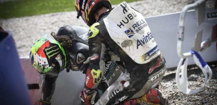 Johann Zarco berusaha menolong Franco Morbidelli setelah kecelakaan maut pada MotoGP Austria di Red Bull Ring, 2020. (MotoGP)