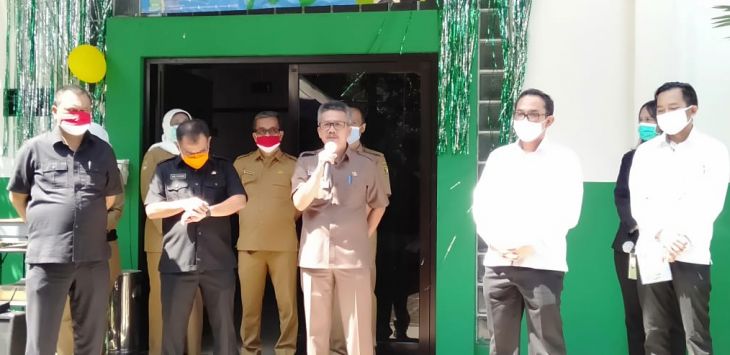MEMPERINGATI: Pj Sekda Kabupaten Bandung, Tisna Umaran bersama Kepala BPJAMSOSTEK Bandung Soekarno Hatta, Rizal Dariakusumah dan Kadisnaker Kabupaten Bandung, Rukmana dan jajaran saat memperingati Hari Pelanggan Nasional di Kantor Cabang BPJAMSOSTEK Bandung Soekarno Hatta.