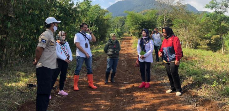 PENANAMAN BIBIT POHON: BPJAMSOSTEK Bandung Soekarno Hatta melakukan penanaman bibit pohon di Bukit Mbah Celeng Cisurupan, Kota Bandung dalam rangka kegiatan Employee Voluntering sekaligus peduli terhadap lingkungan.