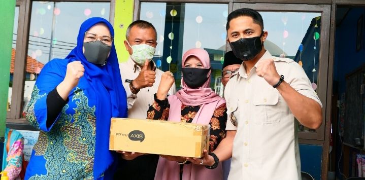 Wakil Bupati Kab. Bandung Barat, Hengky Kurniawan (kanan) didampingi Group Head Central Region XL Axiata, Rd. Sofia Purbayanti (kiri) menyalurkan bantuan kartu internet gratis kepada beberapa perwakilan sekolah di Kecamatan Cipendeuy, Kabupaten Bandung Barat, Jawa Barat. Hingga saat ini, XL Axiata telah menyalurkan sekitar 225.000 paket internet gratis ke 845 sekolah yang berada di berbagai kecamatan di Kabupaten Bandung Barat.