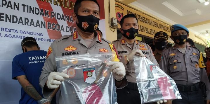 Kapolresta Bandung, Kombes Pol Hendra Kurniawan saat gelar perkara tindak kejahatan curanmor di Mapolsek Baleendah, Senin (14/9).