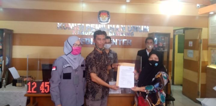 Liaison Officer (LO) bakal pasangan calon saat menyerahkan berkas perbaikan di Kantor KPU Kabupaten Bandung, Soreang, Rabu (16/9).