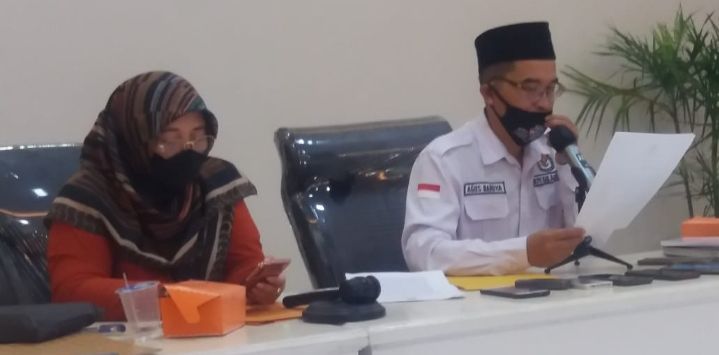 PENETAPAN : Ketua Komisi Pemilihan Umum (KPU) Kabupaten Bandung saat mengumumkan penetapan pasangan calon Pilkada Kabupaten Bandung di di Kantor KPU Kabupaten Bandung, Soreang, Rabu (23/9).