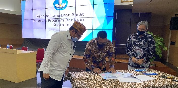 ATSI : (ki-ka) Plt Kapusdatin Kementrian Pendidikan dan Kebudayaan, M. Hasan Chabibie, M.Si,  Chief Enterprise & SME Officer XL Axiata, Febby Sallyanto, Koordinator Substansi Tata Kelola TIK Pusdatin Kementrian Pendidikan dan Kebudayaan, Aries Setio Nugroho, S.Kom dalam acara penandatanganan kerja sama antara Asosiasi Penyelenggara Telekomunikasi Seluruh Indonesia (ATSI) deng