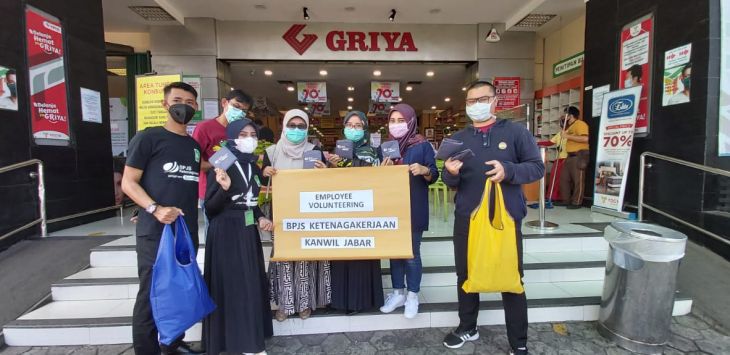 SOSIAL: BPJAMSOSTEK Kantor Wilayah Jawa Barat saat membagikan tas ramah lingkungan (go green) kepada pengunjung disalah satu pusat perbelanjaan, di Kota Bandung, Rabu (14/10).