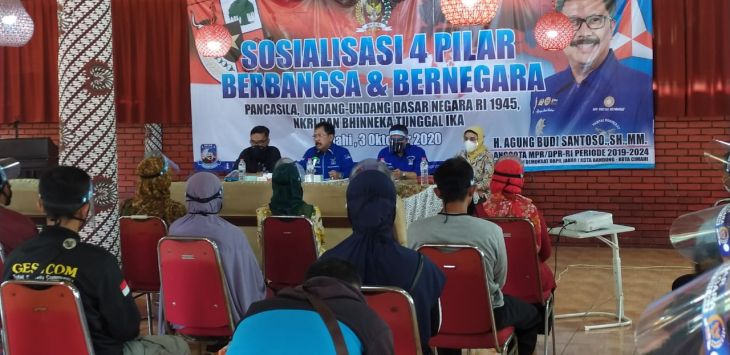 SOSIALISASI: Anggota DPR RI Agung Budi Santoso saat melakukan sosialisasi empat pilar di Cibabat, Kota Cimahi Sabtu (3/10).